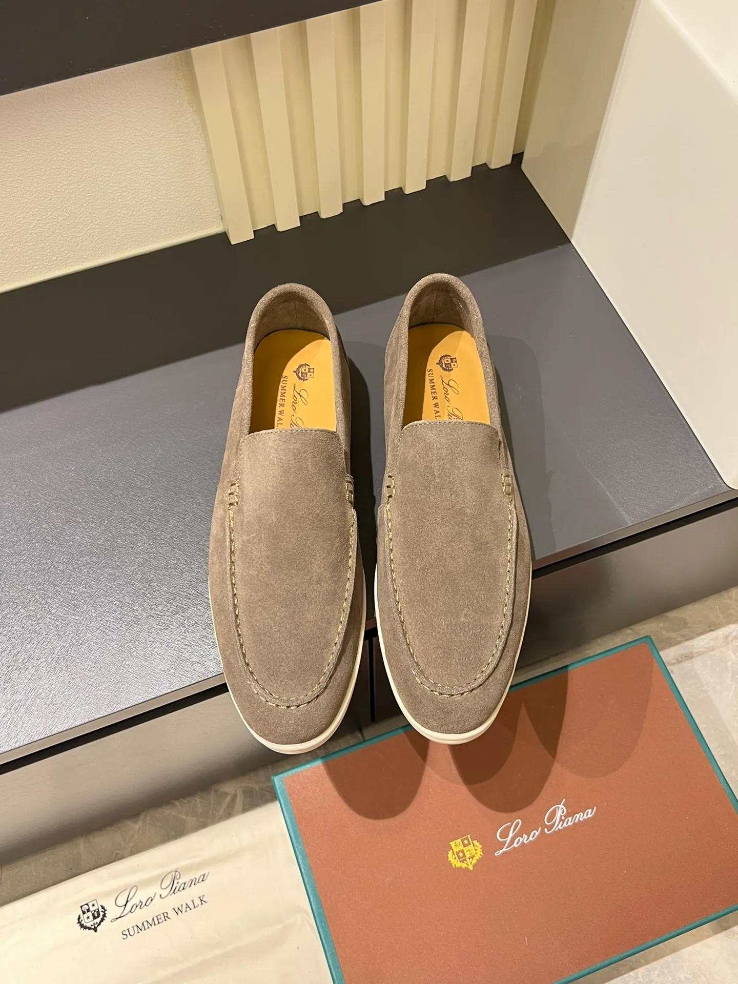 Men's shoes 💰p360 "Loro men's shoes 💰pian'*" Classic L men's shoes for couples 💰p Top version British flat loafers, a must-have item in old money style, the minimalist design is eye-catching and durable, a plus point for dressing The soft foot feel and texture are outstanding. They don’t scratch your feet and are very nice. They are matched with soft and waxy soles. They can be worn daily for a long time without getting tired. They are easy to wear, versatile and classic items, with perfect foot feel and texture! Imported cashmere fabric, the lining is made of imported A-grade water-dyed cow lining, the top version of the genuine leather midsole is sewn with pure handmade mark thread! Size: Female 35-40 (34. Customized) Male 38-44 (45.46. Customized)